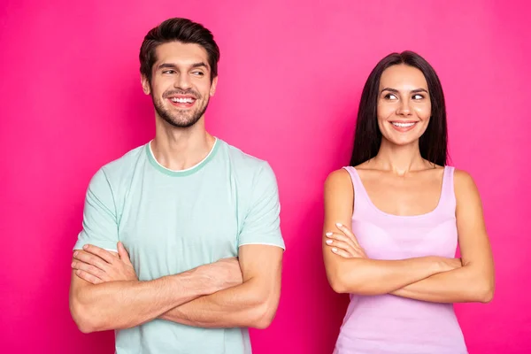 Foto de incrível casal cara e senhora olhando lado infantil humor cruzamento braços desgaste casual roupas isolado vibrante cor rosa fundo — Fotografia de Stock