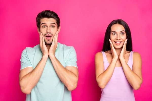 Foto de casal incrível cara e senhora olhando para baixos preços de compra vai comprar algo desgaste casual roupas elegantes isolado vibrante cor de fundo rosa — Fotografia de Stock