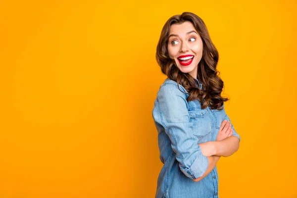 Foto de blanco rizado ondulado alegre loco agradable encantador divertido moda hermosa novia con las manos dobladas expresando emociones positivas de ser sorprendido aislado sobre fondo de color amarillo vivo — Foto de Stock