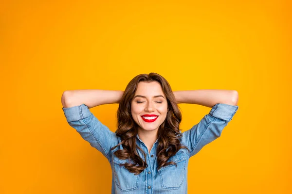 Foto de menina bonita doce encantador branco ter relaxar sorrindo deitado com as mãos atrás de sua cabeça isolada sobre fundo de cor vívida amarelo — Fotografia de Stock