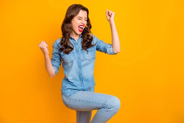 Foto van mooie brunette aantrekkelijk meisje dolblij over het verkrijgen van de overwinning sluiten haar ogen geïsoleerd over levendige kleur achtergrond — Stockfoto