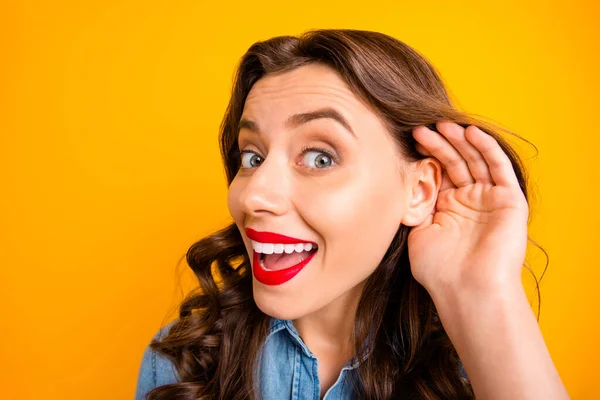 De cerca foto de alegre linda encantadora novia agradable escuchando conversación privada escuchar detalles curiosos de diálogo aislado sobre fondo de color vívido — Foto de Stock