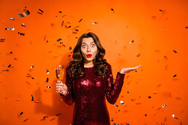 Portret de fată funky impresionat deține șampanie impresionat de bal găină petrecere eveniment a se vedea confetti care se încadrează țipăt zburător wow omg expresie purta haine burgundy uimitoare izolate fundal de culoare strălucitoare — Fotografie, imagine de stoc