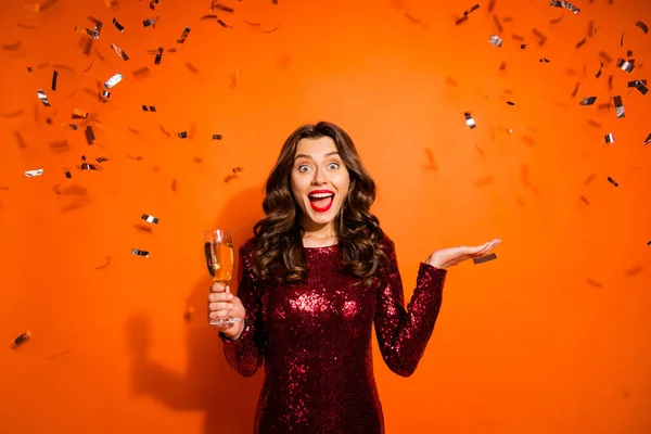Portré izgatott funky agglegény lány ünnepli tyúk bál party lenyűgözött hírek őrült kifejezés hold pezsgő viselet lenyűgöző ruhát elszigetelt narancssárga szín háttér konfetti repülő alá — Stock Fotó