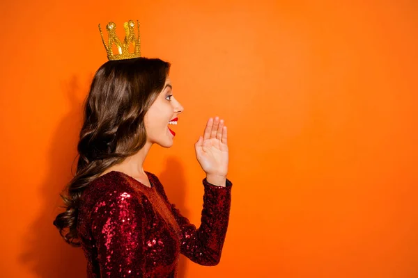 Perfil lado de la foto de la chica funky sorprendido han fiesta de graduación celebración de desgaste de oro tiara escuchar increíble novedad copyspace grito sostener la mano vestido elegante vestido rojo granate aislado color naranja fondo —  Fotos de Stock