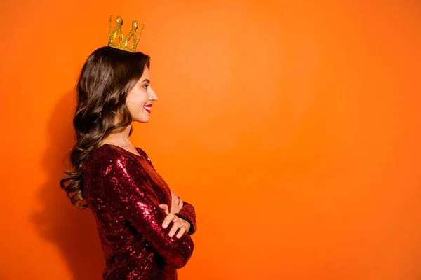 Perfil lado de la foto de la princesa del baile fresco seguro de tener corona de oro en la cabeza las manos cruzadas sienten que ella verdadera belleza moda reina usar ropa glamorosa con estilo aislado sobre fondo de color naranja —  Fotos de Stock