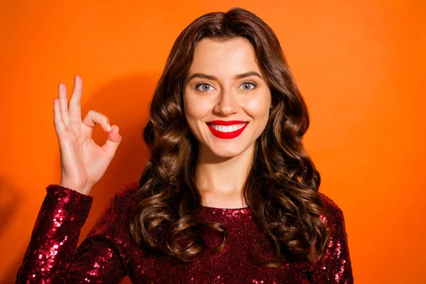 Close-up portrait of her she nice attractive gorgeous lovely content cheerful cheery wavy-haired girl showing ok-sign ad advert isolated over bright vivid shine vibrant orange color background — ストック写真