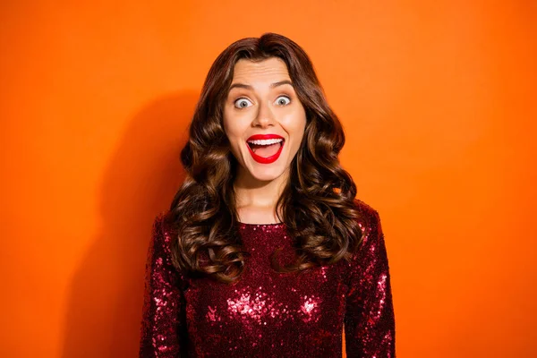 Close-up portrait of her she nice attractive gorgeous chic crazy cheerful cheery wavy-haired girl showing emotion expression isolated over bright vivid shine vibrant orange color background — ストック写真