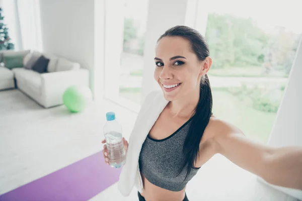 Cloe up Foto von aktiven Athleten Mädchen haben Ende der Aerobic intensives Training wollen Selfie machen halten Wassertuch auf der Schulter entspannen im Haus wie Fitnessstudio — Stockfoto