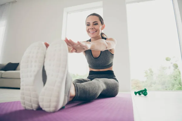 Ganzkörper Nahaufnahme Foto der Schönheit Sport Athlet Mädchen haben ihre eigenen Morgen Regime tun Aktivität Sport Yoga Aerobic Übung Stretch Hände berühren Finger Fuß sitzen auf violetten Matte in der Turnhalle wie Haus drinnen — Stockfoto