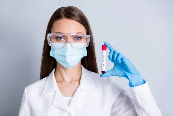 Foto de primer plano de la bella joven doctora clínica virología examen celebrar análisis sonda de sangre covid prueba positiva resultados negativos usar mascarilla de laboratorio aislado color gris fondo — Foto de Stock