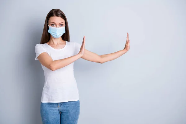 Foto de senhora séria manter a distância social evitar pessoas entrar em contato com exame hospitalar levantar braços lado espaço vazio ficar em casa desgaste proteger máscara facial isolado fundo cor cinza — Fotografia de Stock