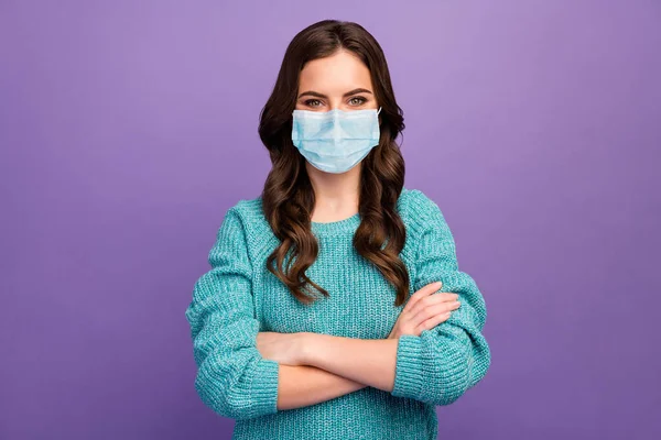 Retrato dela ela agradável atraente muito conteúdo menina de cabelos ondulados usando máscara de gaze responsabilidade social disciplina poluição do ar co2 isolado brilhante brilho vívido vibrante cor de fundo violeta — Fotografia de Stock