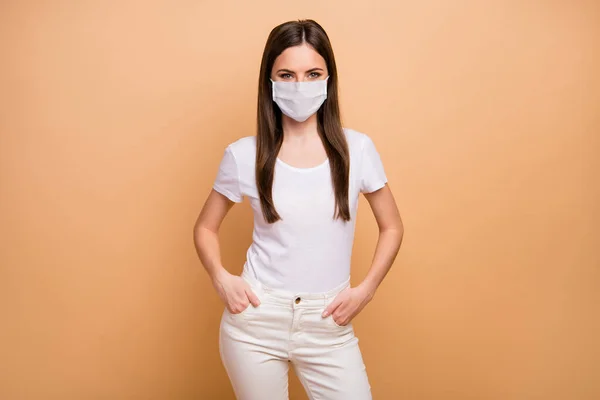 Porträt ihrer schönen attraktiven hübschen Jugend gesundes Mädchen trägt Gaze-Maske Medizin Therapie Grippe Grippe Grippe Grippe Grippe Dekontamination isoliert über beige Pastellfarbe Hintergrund — Stockfoto