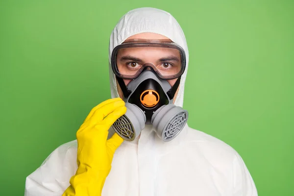 Close-up portret jego on ładne treści poważny środek dezynfekujący noszenie dotykając mocowania maski gazowej przeciwpyłowe toksyczne zanieczyszczenia ekologia kwarantanna izolowane na zielonym pastelowym tle — Zdjęcie stockowe