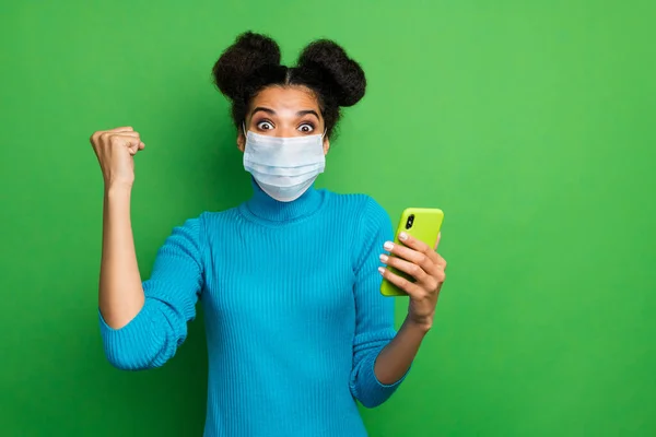 Porträt von ihr sie funky emotionale Mädchen trägt Gaze-Maske mit Handy-Gadget digitale Verbindung feiert gewinnen Aufenthalt zu Hause Spaß isoliert hell lebendigen Glanz lebendige grüne Farbe Hintergrund — Stockfoto