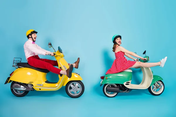 Πλήρες μέγεθος προφίλ πλευρά φωτογραφία του τρελό αστείο δύο άνθρωποι μοτοσικλετιστής βόλτα μοτοσικλέτα ποδήλατο υψηλής ταχύτητας ουρλιάζουν χαίρονται φορούν κόκκινο διάστικτο πουκάμισο φόρεμα απομονώνονται πάνω από το μπλε φόντο χρώμα — Φωτογραφία Αρχείου