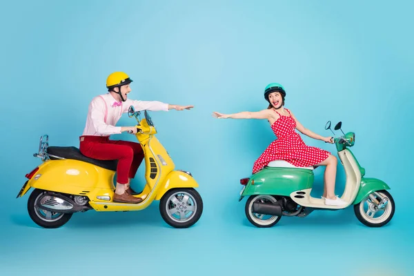 Pleine longueur profil côté photo fou ami fille conducteur gars vélo lecteur hachoir essayer toucher les mains avec son camarade profiter de vacances vêtements formalwear tenue isolé fond de couleur bleue — Photo