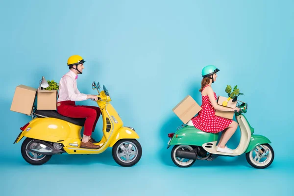Pełna długość profil boczny zdjęcie pozytywne dwie osoby rowerzysta kierowca jazdy motocykl przenieść się do nowego domu trzymać pola nosić formalwear strój izolowany na tle niebieskiego koloru — Zdjęcie stockowe