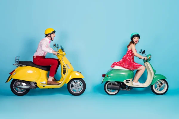 Teljes test profil oldalán fotó őrült funky energikus két ember férfi nő vezető lovagolni motorkerékpár nagy sebességű sikoly kopás piros ruha ing nadrág elszigetelt felett kék színű háttér — Stock Fotó