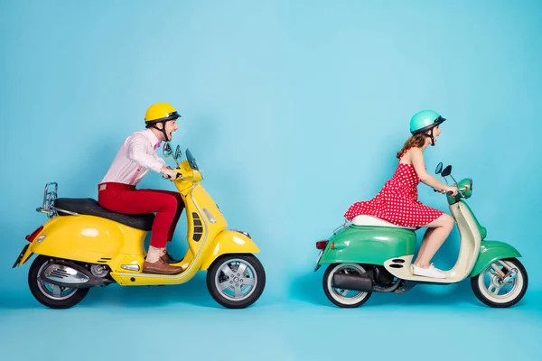 Полноразмерный профиль боковой фотографии сумасшедших смешных парней девушки-водителя мотоциклисты ездят чоппер наслаждаются ношением формальной рубашки на голубом цветовом фоне — стоковое фото