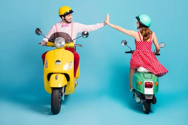 Pełna długość zdjęcie pozytywne dwie osoby mężczyzna kobieta jeździć motocykl cieszyć się szybką prędkość wyścig sukces zespół praca trzymać rękę wysokie pięć nosić formalwear strój odizolowany na niebieskim tle kolor — Zdjęcie stockowe