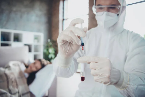 Close-up foto van jonge zieke patiënte dame liggend sofa onder deken oproep noodgeval griep koude covid symptoom doc verzamelde bloed sonde medische test dragen latex handschoenen beschermende uniform binnen — Stockfoto