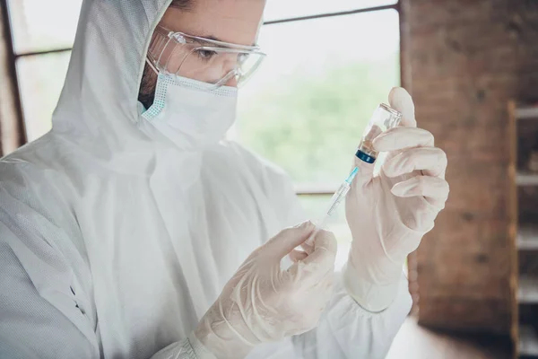 Primo piano foto di giovane medico ragazzo visita malessere paziente chiamata ambulanza di emergenza lavoratore virologo influenza freddo covid iniezione farmaco indossare maschera guanti di lattice uniforme protettiva all'interno — Foto Stock