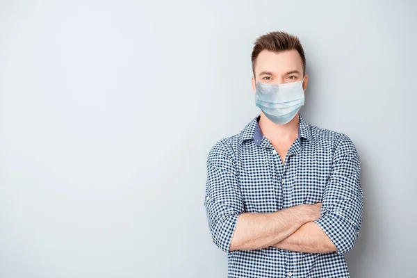 Портрет уверенного бородатого бизнесмена со скрещенными руками носит медицинскую маску безопасности на лице, концепцию защиты от пандемического коронного вируса — стоковое фото