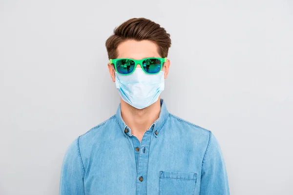 グラスブルーのジーンズシャツのハンサムな陽気な若い男の肖像画は、夏休みの準備ができて、医療安全面マスクを着用旅行コンセプトcovid 19 — ストック写真