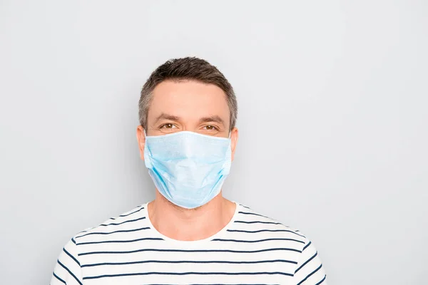 Happy handsome mature man with medical mask wear on face isolated on gray background, stop pandemic of corona virus concept — Stock Photo, Image