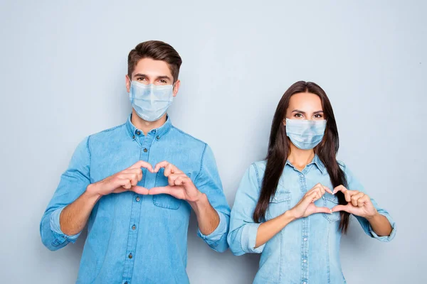 Portrait of cheerful man and woman in love gesturing heart wear medical safety sterile mask on face, social distance pandemic corona virus prevention protection concept covid 19 — Stock Photo, Image