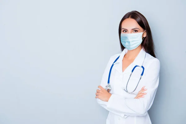Portrét krásné ženy lékař zkřížené ruce nosit lékařskou bezpečnost sterilní masku na obličeji, pandemie korona virus prevence koncepce 2020 covid19 — Stock fotografie