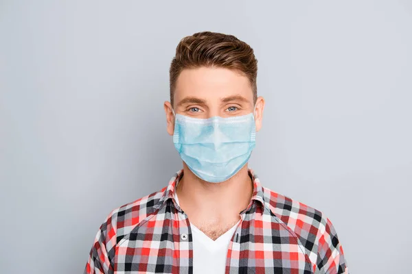 Portrait of handsome young man wear medical safety mask on face on gray background, stop pandemic corona virus prevention protection concept 2020 covid19 — Stock Photo, Image