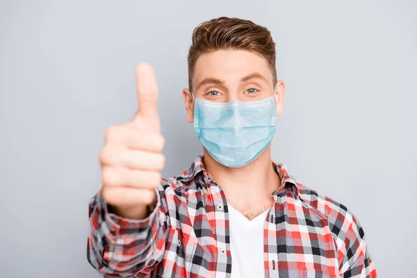 Happy positive young guy showing thumb up wear medical safety mask on face, stop pandemic corona virus prevention protection concept 2020 covid19 — Stock Photo, Image
