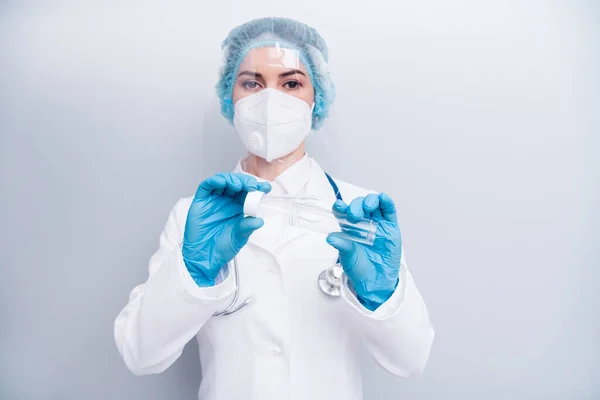 Φωτογραφία της νοσοκόμας doc κρατήσει σάλιο σωλήνα δοκιμής συλλέγουν εξοπλισμό εξέταση άρρωστος ασθενής φορούν λατέξ γάντια μάσκα παλτό προσώπου πλαστικό χειρουργικό καπάκι απομονωμένο γκρι χρώμα φόντο — Φωτογραφία Αρχείου