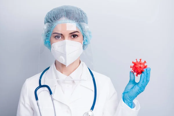 Κοντινό πλάνο φωτογραφία της όμορφης κυρίας doc κρατήστε βραχίονα covid μετάδοση βακτηριδίων μετάλλαξης αναλύοντας την έρευνα του εμβολίου φορούν γάντια μάσκα παλτό προσώπου πλαστικό χειρουργικό καπάκι απομονωμένο γκρι χρώμα φόντο — Φωτογραφία Αρχείου