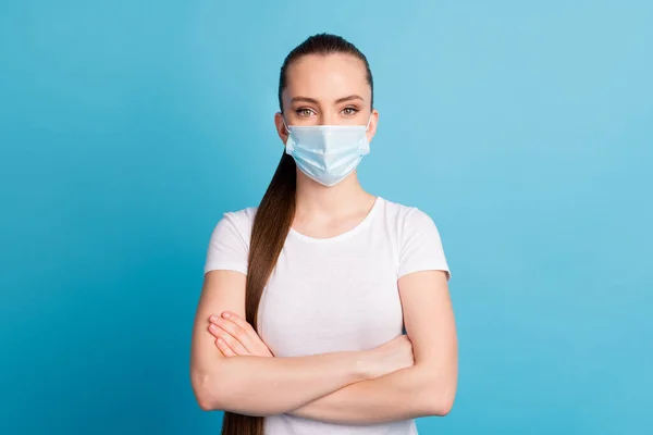 Foto van zelfverzekerde beweren dame ziekenhuis onderzoek business center luisteren arts diagnose armen gekruiste slijtage beschermen gezicht medisch masker wit t-shirt geïsoleerde blauwe kleur achtergrond — Stockfoto
