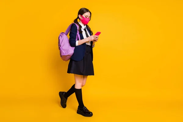 Pleine longueur vue de la taille du corps de son elle belle écolière focalisée aux cheveux bruns attrayante à l'aide de l'appareil bavarder application 5g bloguant isolé sur brillant vif fond de couleur jaune vif — Photo