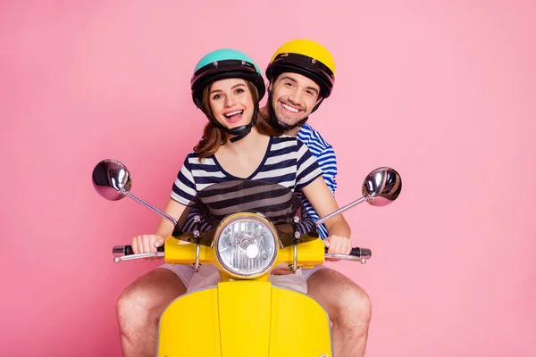 Porträtt av hans he he her she nice attraktiv härlig ganska vänlig glad glad glad par kör moped tillbringa dag helg semester isolerad på rosa pastell färg bakgrund — Stockfoto