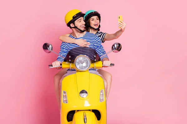 Portrait de son il elle elle agréable joyeux joyeux heureux couple conduite cyclomoteur prise faire selfie avoir plaisir aventure vacances isolé sur fond rose couleur pastel — Photo