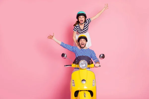 Retrato de su ella ella agradable alegre alegre alegre alegre pareja descuidado chico conducir ciclomotor chica de pie divertirse levantando las manos aislado en rosa pastel color fondo — Foto de Stock