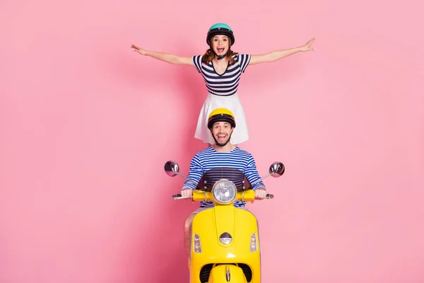 Portret van hem hij haar zij mooi aantrekkelijk mooi vrolijk paar jongen rijden bromfiets meisje staan gek hebben plezier tijd transport voertuig geïsoleerd op roze pastel kleur achtergrond — Stockfoto