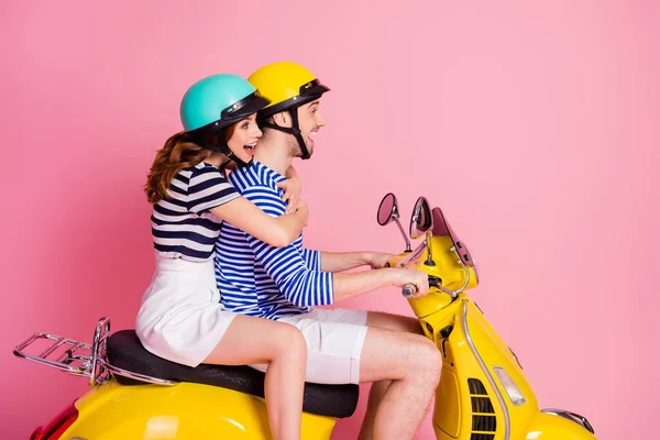 Profil Seitenansicht Porträt seiner er sie schön attraktiv fröhlich fröhlich fröhlich Paar Moped fahren Spaß genießen Wochenende Spaß Abenteuer isoliert auf rosa Pastellfarbe Hintergrund — Stockfoto