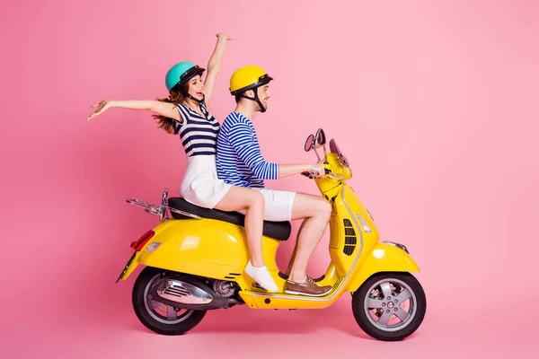 Profiel zijaanzicht portret van zijn hij haar zij mooi aantrekkelijk mooi vrolijk blij paar paardrijden bromfiets hebben plezier fooling vieren geïsoleerd op roze pastel kleur achtergrond — Stockfoto