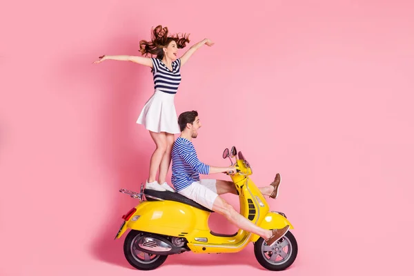 Profil sida visa porträtt av hans he he her she nice attraktiv glad glad glad bekymmerslös barnslig slarvig par ridning moped flicka stående flyger har kul isolerad på rosa pastell färg bakgrund — Stockfoto