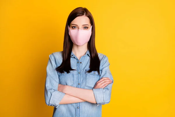 Ciddi düşünceli kız portresi tıbbi maske takın. Salgını durdurun. Parlak arkaplanda izole edilmiş güzel elbiseler giyin. — Stok fotoğraf