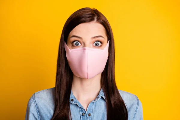 Portret zadziwionej dziewczyny usłyszeć straszne kwarantanny przedłużyć wiadomości wrażenie nosić maskę medyczną izolowane na jasnym tle kolorów — Zdjęcie stockowe