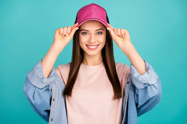 Close-up ritratto di lei lei bella attraente bello allegro contenuto allegro ragazza dai capelli dritti toccando cappello godendo isolato su brillante vivido brillare vibrante blu verde sfondo — Foto Stock