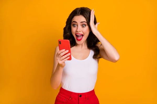 Foto do funky louco millennial senhora boca aberta segurar telefone ler positivo blog post comentários mão na cabeça desgaste casual branco singlet vermelho saia isolado amarelo cor fundo — Fotografia de Stock